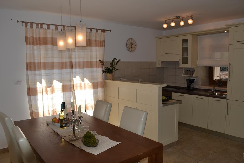Holiday Home Mate Tinjan Pokoj fotografie